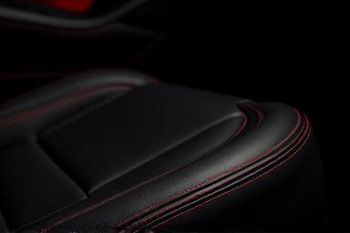 लाल सिलाई वाली कस्टम लेदर कार सीटें