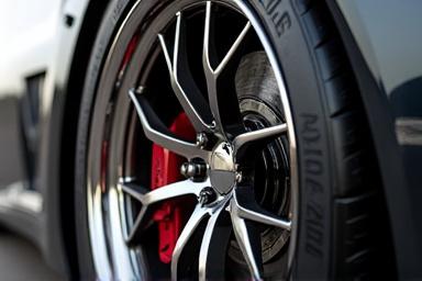 एक स्पोर्ट्स कार का कस्टम अलॉय व्हील